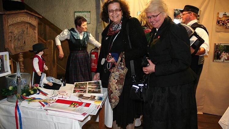 Zwei, die sich an Tracht nicht sattsehen können