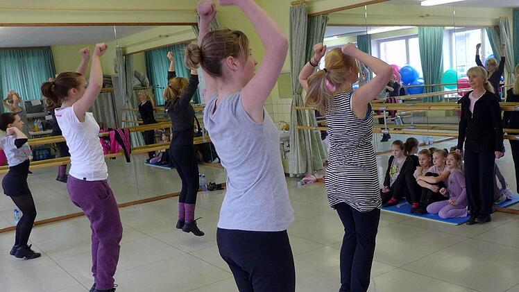 Unter den strengen Augen von Trainerin Petra Krause wird jede Pose zigmal geübt...