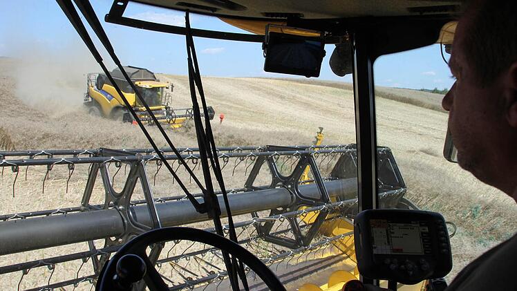 Begegnungsverkehr: Im Gegentakt werden die großen Flächen abgeerntet.