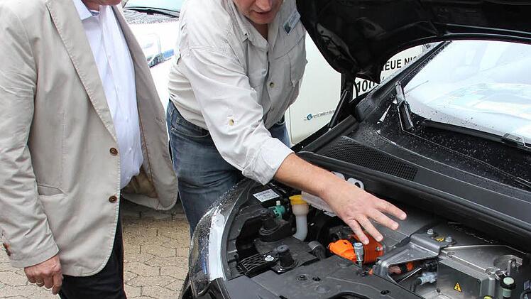 Blick unter die Motorhaube: Energieberater Günter Lieberth (rechts) erklärt dem Chef der Zeiler Stadtwerke, Günther Bier, wie der Renault Zoe funktioniert. Vorne, unter dem Renault-Zeichen, ist der Lade-Anschluss.
