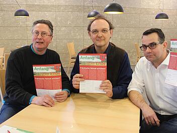 Edwin Meyer, Ingolf Franke und Markus Stühlein (von links) werben im Namen der Bürgerinitiative "Schützt die Reuther Hänge" dafür, das geplante Baugebiet einzustellen. Foto: Roepert