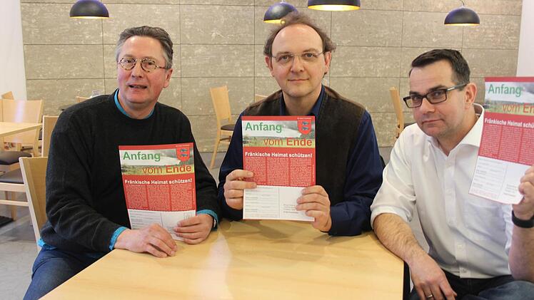 Edwin Meyer, Ingolf Franke und Markus Stühlein (von links) werben im Namen der Bürgerinitiative "Schützt die Reuther Hänge" dafür, das geplante Baugebiet einzustellen. Foto: Roepert