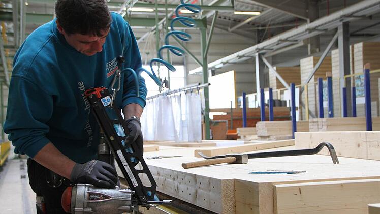 Volmer Schiffler arbeitet in der Produktion von Hanse Haus in Werk 2 in Oberleichtersbach. Foto: Ulrike Müller