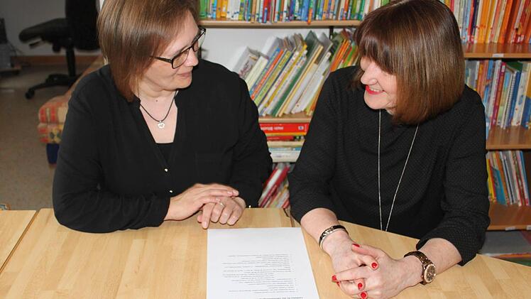 Leiterin Utrecht-Bauer (r.) und Krippenpädagogin Limmer im GesprächFoto: Anette Schreiber