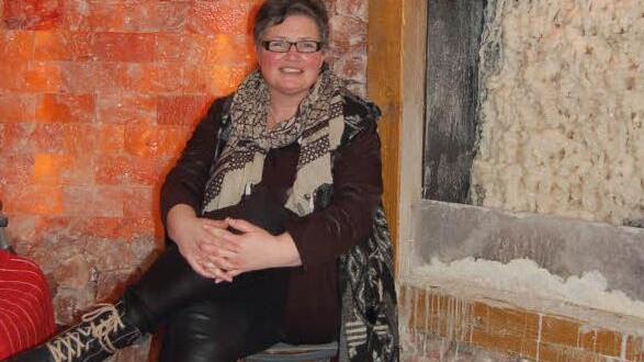 Andrea Porske in ihrem Natursalzraum mit kleiner Gradieranlage im Hintergrund. Foto: Helke Renner