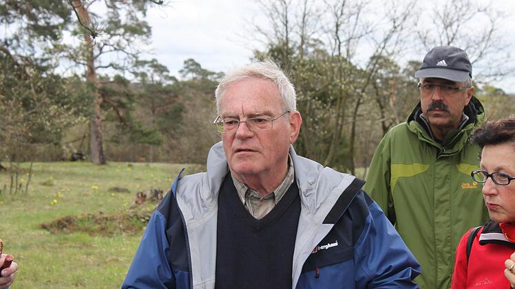 Leserwanderung der Saale-Zeitung auf den Sodenberg am 16. April. Wanderführer Werner Lippmann erklärt. Foto: Paul Ziegler