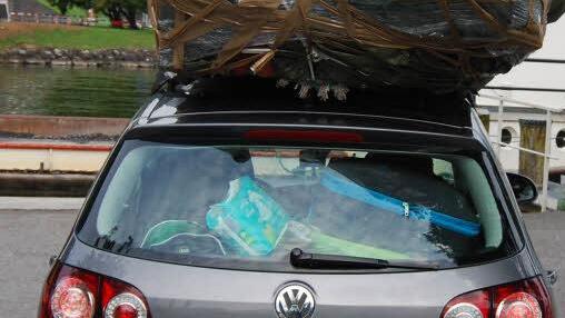 Roller auf dem Dach - ein deutscher Urlauber hatte seinen Golf bei der Fahrt in die Ferien hoffnungslos &uuml;berladen. Er wurde in der Schweiz gestoppt. (Foto: Polizei Luzern)