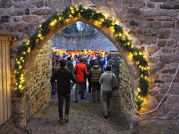 Schon beim Eintritt durch den Torbogen der Burgruine in Dippach schlug dem Besucher weihnachtliches Flair entgegen.  Foto: Helmut Will