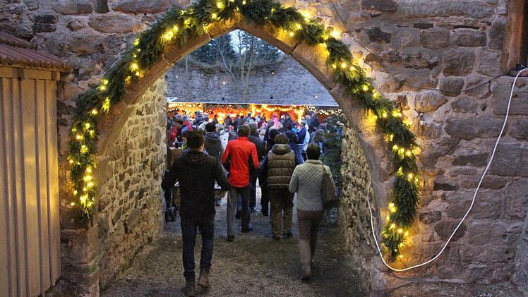 Schon beim Eintritt durch den Torbogen der Burgruine in Dippach schlug dem Besucher weihnachtliches Flair entgegen.  Foto: Helmut Will