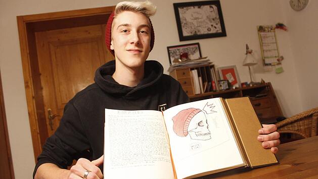 Sein Notizbuch hat der Forchheimer Lenny Kreuz immer mit dabei. Mit Texten und Zeichnungen lebt er sich dort künstlerisch aus. Foto: Maximilian Glas