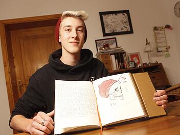 Sein Notizbuch hat der Forchheimer Lenny Kreuz immer mit dabei. Mit Texten und Zeichnungen lebt er sich dort k&uuml;nstlerisch aus. Foto: Maximilian Glas