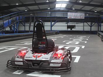 Die neue Halle ist fertig - am 27. Dezember beginnt der Betrieb mit elektro-Karts auf der Piste der Action-Arena in Marktzeuln. Foto: Matthias Einwag