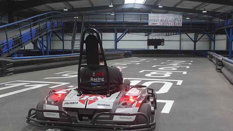 Die neue Halle ist fertig - am 27. Dezember beginnt der Betrieb mit elektro-Karts auf der Piste der Action-Arena in Marktzeuln. Foto: Matthias Einwag