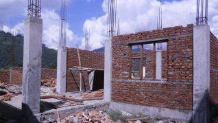 ach dem Erdbeben waren viele Häuser zerstört und mussten neu aufgebaut werden. Foto: Nepalhilfe Kulmbach