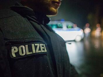 Am späten Sonntagabend überfiel ein Unbekannter eine Tankstelle in Hof und bedrohte die Verkäuferin mit einem Messer. Die Polizei sucht Zeugen. Symbolfoto: Philipp von Ditfurth/dpa