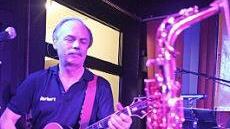 Musik von Hand gemacht, mit Drums, Gitarre oder Saxofon