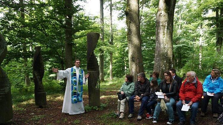 Jede Person ist unverwechselbar und einmalig, das stellte Diakon Wolfgang Dömling bei einem Experiment in dem Wortgottesdienst anlässlich zehn Jahre Franziskusweg unter Beweis. Foto: Marion Eckert