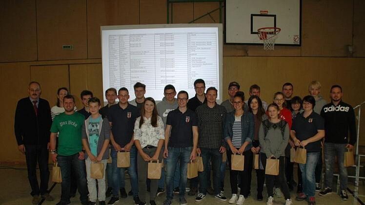 Das Foto zeigt die besonders ausgezeichneten Jugendlichen und jungen Erwachsenen bei der Ehrung durch Projektmanagerin Antje Rink (2. v. li.) und Bürgermeister Fridolin Zehner. (li.) Daniel Wiener