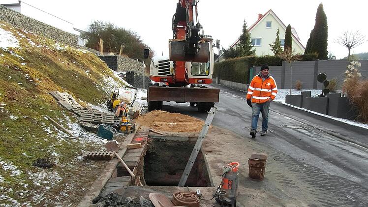 Einer der vielen Wasserrohrbrüche zwingen die Gemeinde Euerdorf zum Handeln. Das Zuleitungsstück zum Haarberg (im Bild) muss erneuert werden. . Hiernickel