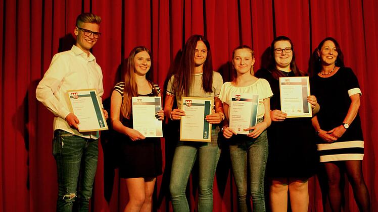 Die Preisträger in der Kategorie "Soziales" mit Luca Schlegelmilch und Lea Ott (von links)Günther Geiling