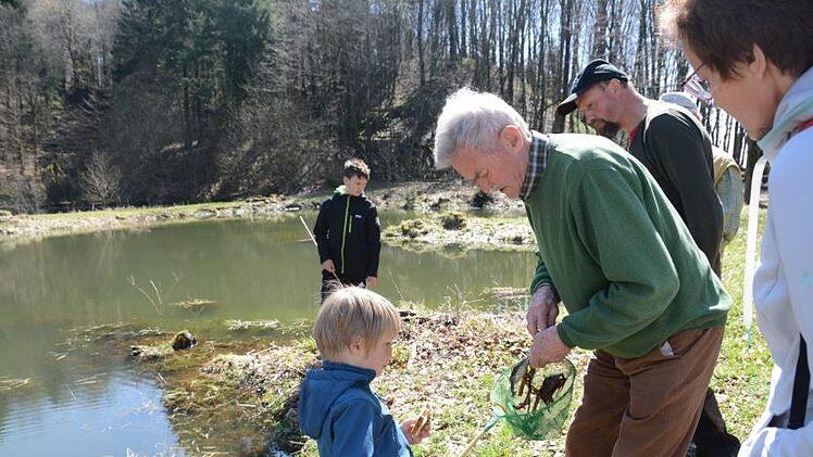 Alt und Jung - gemeinsam macht es Spaß, Ulf Zeidler zeigt den Kindern, wie man einen Frosch richtig fängt und hält, hier am Teich am Berghaus Rhön. Foto: Elisabeth Assmann