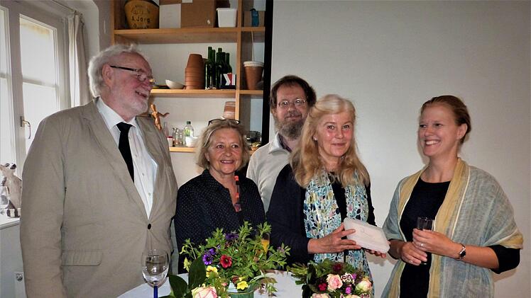 Bei der Vernissage (von links): Zweiter  Bürgermeister Veit Pöhlmann, die Künstler Heidemarie Schellwanich und Peter Schoppel, Cornelia Morsch vom Kunstverein Kulmbach und Sandra Peters von der Marktgemeinde Thurnau.Werner Reißaus