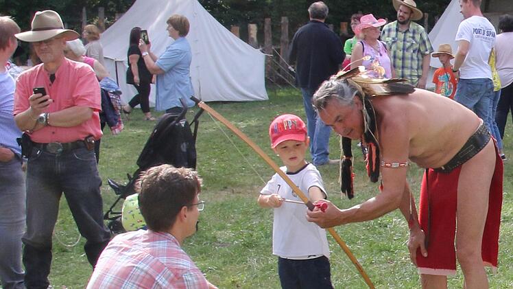 Indianer Fred erklärt den Kindern den richtigen Umgang mit Pfeil und Bogen. Foto: Michael Stelzner