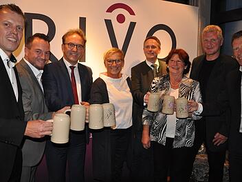 Mit den von Stefan Effenberg (2.&nbsp;v.&nbsp;r.) handsignierten Seidlakr&uuml;gen wurde angesto&szlig;en (v.&nbsp;l.): Marcus Thiele ("Projekt Bauart"), Matthias M&ouml;sel, Ewald Maier (Sparkasse Forchheim), Rosi Kraus, Pater Stefan St&ouml;hr, Mathilde Hartmann und Thomas Siebenhaar Foto: Leo H&uuml;hnlein