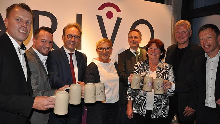 Mit den von Stefan Effenberg (2.&nbsp;v.&nbsp;r.) handsignierten Seidlakr&uuml;gen wurde angesto&szlig;en (v.&nbsp;l.): Marcus Thiele ("Projekt Bauart"), Matthias M&ouml;sel, Ewald Maier (Sparkasse Forchheim), Rosi Kraus, Pater Stefan St&ouml;hr, Mathilde Hartmann und Thomas Siebenhaar Foto: Leo H&uuml;hnlein