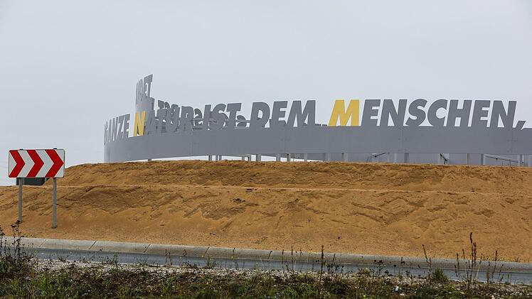 Ein Schriftzug auf dem Kreisverkehr bei Kersbach verursachte viele Diskussionen. Foto: Barbara Herbst