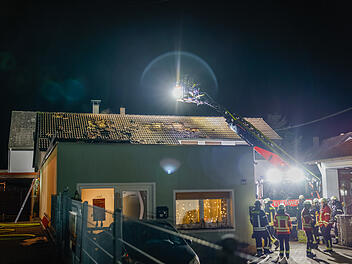 Feuer in Einfamilienhaus ausgebrochen: Feuerwehr im Gro&szlig;einsatz