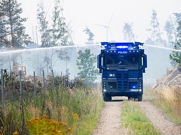 In Nordrhein-Westfalen nahe H&uuml;rtgen brennen aktuell hunderte Hektar Wald. Hunderte Kr&auml;fte sind im Einsatz. Abgebildet ist ein L&ouml;scheinsatz bei einem Waldbrand bei Gohrischheide im vergangnen Jahr, bei dem insgesamt mehr als 2.000 Hektar Wald betroffen waren.