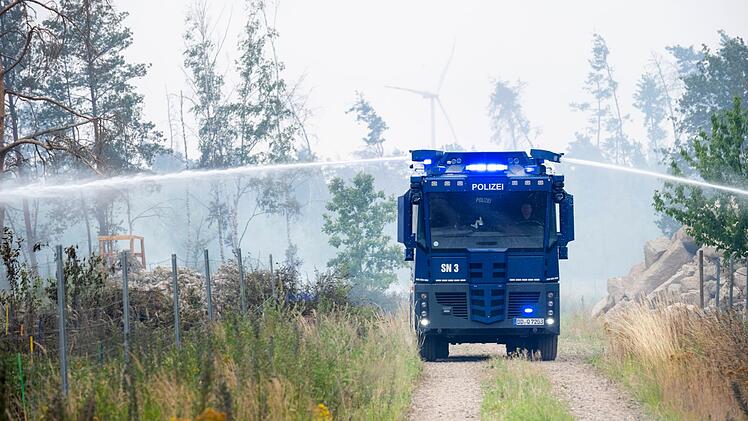 In Nordrhein-Westfalen nahe H&uuml;rtgen brennen aktuell hunderte Hektar Wald. Hunderte Kr&auml;fte sind im Einsatz. Abgebildet ist ein L&ouml;scheinsatz bei einem Waldbrand bei Gohrischheide im vergangnen Jahr, bei dem insgesamt mehr als 2.000 Hektar Wald betroffen waren.