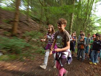 Mit Schnelligkeit und Geschick geht es für die Kinder beim Wald-Erlebnistag los. Fotos: Rainer Lutz