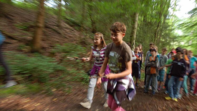 Mit Schnelligkeit und Geschick geht es für die Kinder beim Wald-Erlebnistag los. Fotos: Rainer Lutz
