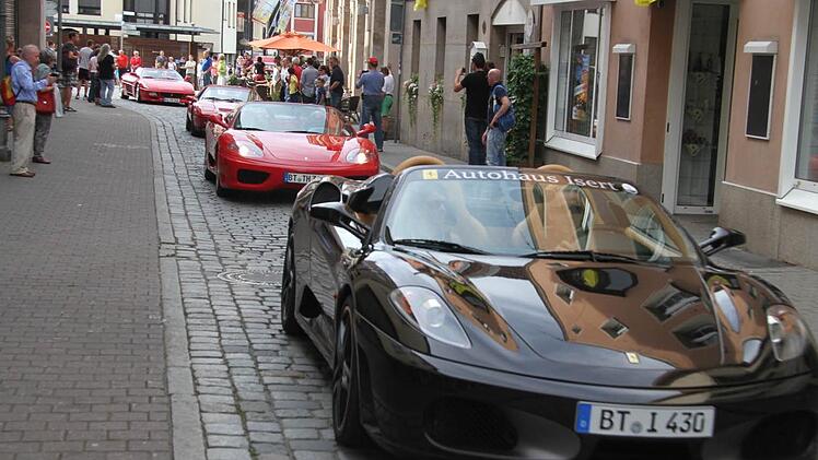 Der schwarze Ferrari von Wolfgang Isert führt die Parade der roten Renner an ...