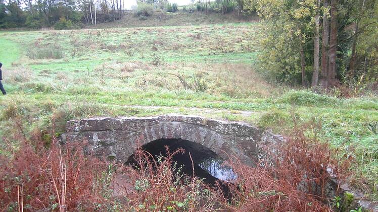 Durch eine Furt ersetzt wird die Natursteinbrücke über den Lollbach.