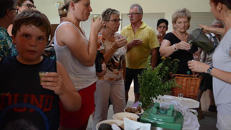Christine Ebert-Booms findet reißenden Absatz für die selbstgemixten Smoothies und interessierte Zuhörer  Foto: Assmann