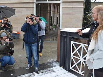 Aktionskünstler "Toasterich Junior" lässt sich beim "Foto-Walk"in den Bad Kissinger Kuranlagen mit Model und Vorschlaghammer ablichten. Foto: Peter Rauch
