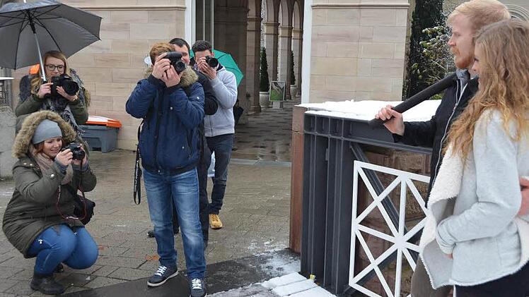 Aktionskünstler "Toasterich Junior" lässt sich beim "Foto-Walk"in den Bad Kissinger Kuranlagen mit Model und Vorschlaghammer ablichten. Foto: Peter Rauch