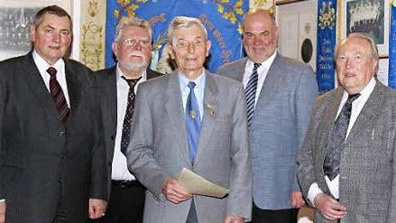 Seit 65 Jahren ist Kuno Nützel (Mitte) im Gesangverein Rugendorf aktiv. Ihm gratulierten (von links) Erhard Hildner für den Fränkischen und Deutschen Sängerbund, Vorsitzender Erwin Teuner, Bürgermeister Ralf Holzmann und Chorleiter Otmar Föhr.