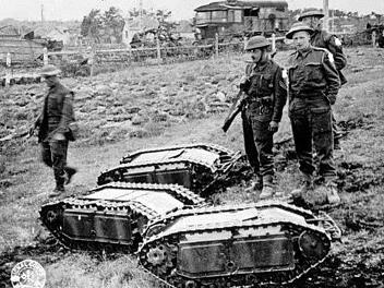 Der Goliath Mini-Panzer - hier Exemplare, die britische Soldaten eingesammelt haben - war nur etwa 60 Zentimeter hoch. Foto: US-Army