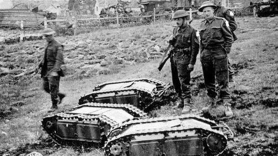 Der Goliath Mini-Panzer - hier Exemplare, die britische Soldaten eingesammelt haben - war nur etwa 60 Zentimeter hoch. Foto: US-Army