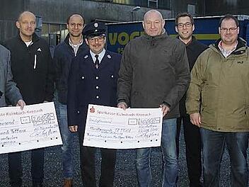 Sie freuen sich über die großartige Unterstützung: Im Bild von links: Unternehmer Carl-August Heinz, der Geschäftsführer von Heinz-Plastics, Lutz Unger, Vorsitzender der Feuerwehr Langenau Uli Queck, zweiter Vorsitzender Jürgen Scheler, Bürgermeister Peter Ebertsch, Kamerad Fritz Hempfling, Kommandant Michael Neubauer und Kamerad Thomas Schmitt.  Foto: Veronika Schadeck