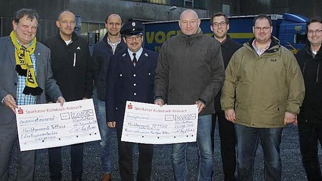 Sie freuen sich über die großartige Unterstützung: Im Bild von links: Unternehmer Carl-August Heinz, der Geschäftsführer von Heinz-Plastics, Lutz Unger, Vorsitzender der Feuerwehr Langenau Uli Queck, zweiter Vorsitzender Jürgen Scheler, Bürgermeister Peter Ebertsch, Kamerad Fritz Hempfling, Kommandant Michael Neubauer und Kamerad Thomas Schmitt.  Foto: Veronika Schadeck