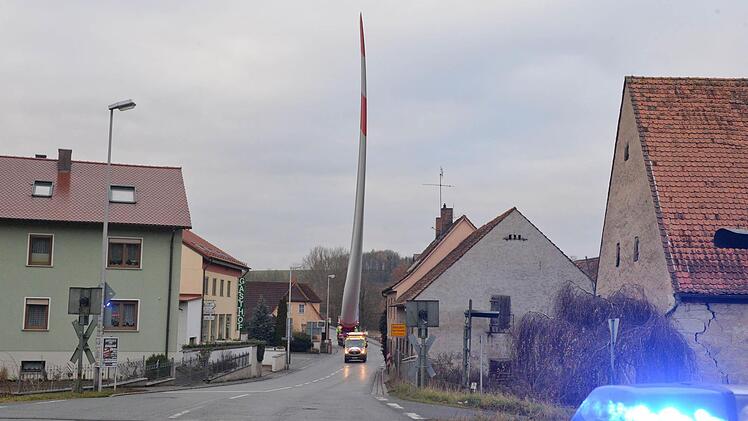 Langsam bahnt sich der Selbstfahrer seinen Weg. Foto: Ronald Rinklef