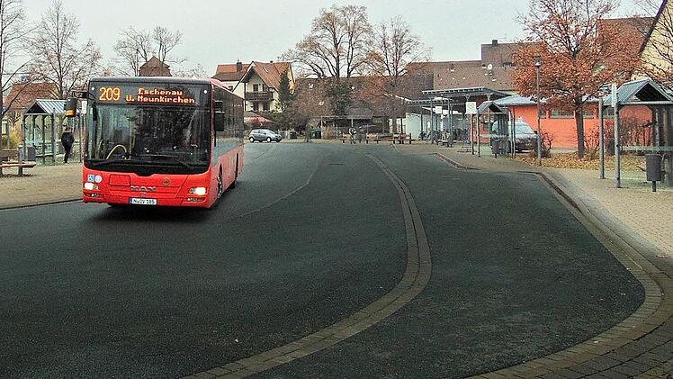 Der 209er am Busbahnhof Neunkirchen am Brand Foto: Petra Malbrich
