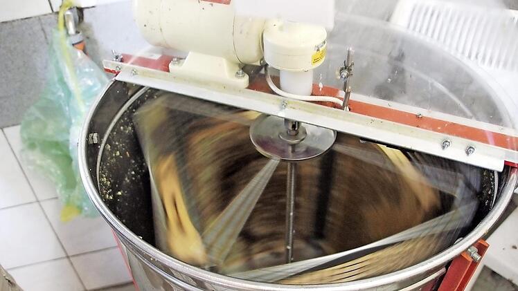 Nur etwa ein Zehntel des Honigs l&auml;sst sich aus den Waben schleudern.