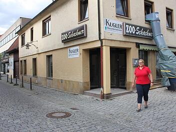 ecsec-Geschäftsführerin Tina Hühnlein vor dem künftigen Firmenstandort in der Lichtenfelser Judengasse Fotos: Popp