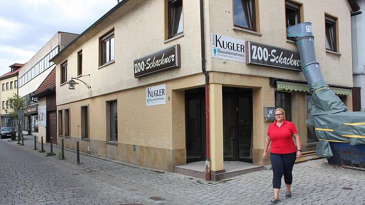 ecsec-Geschäftsführerin Tina Hühnlein vor dem künftigen Firmenstandort in der Lichtenfelser Judengasse Fotos: Popp